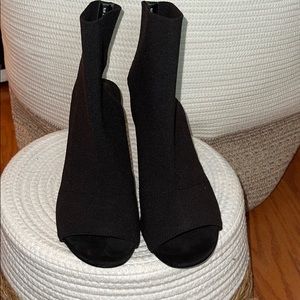 Steve Madden open toe booties. Never been worn!!!